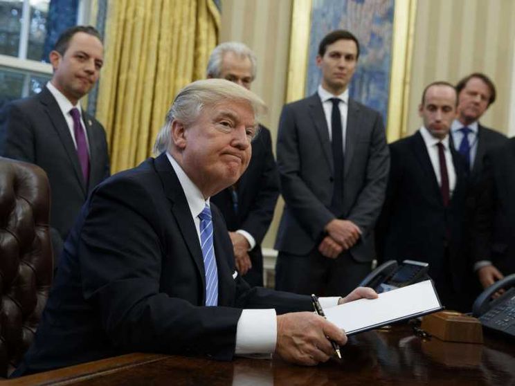 Trump taglia i fondi per l'aborto
