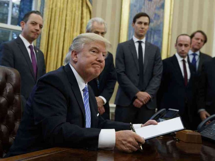 Trump taglia i fondi per l'aborto