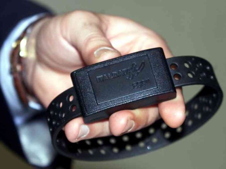 Bracciale elettronico per i presunti attentatori. Arrestato un tunisino