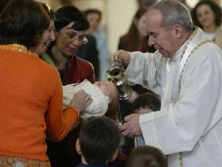 Padrini inadatti? «Meglio rinunciare». Due diocesi puntano sulle comunità
