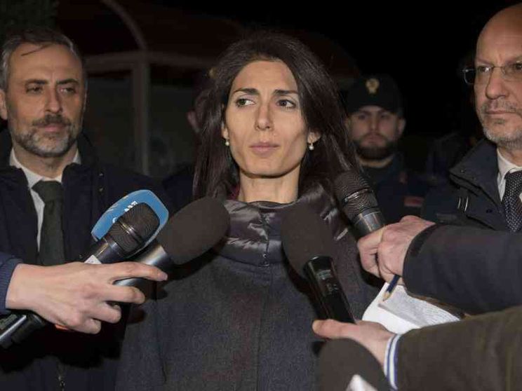 Raggi, interrogatorio-fiume: una polizza vita la inguaia