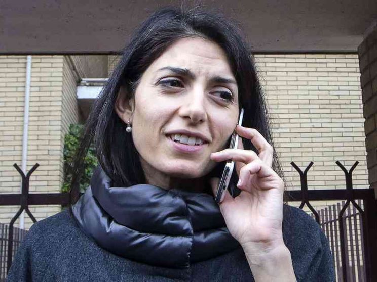 Grillo blinda Raggi: hai la mia stima per aver ammesso i tuoi errori