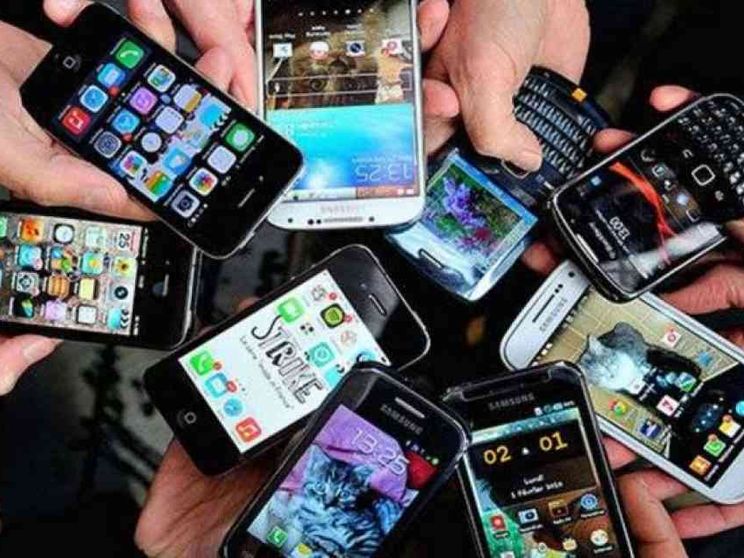 Il parroco benedice i cellulari. «Per usarli meglio»