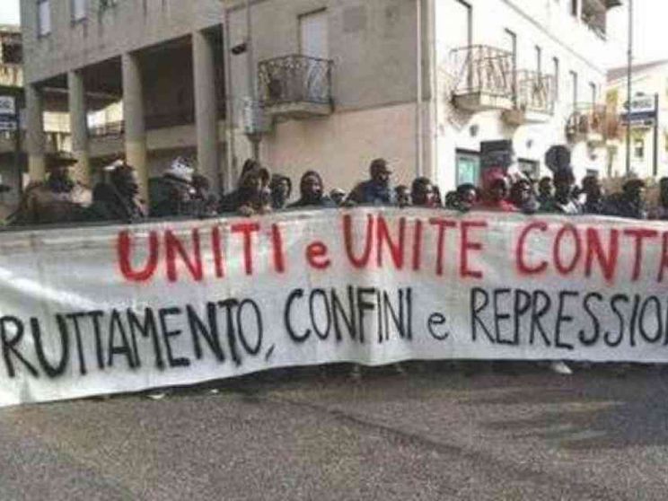 A Gioia Tauro la protesta dei migranti: «Condizioni di vita impossibili»