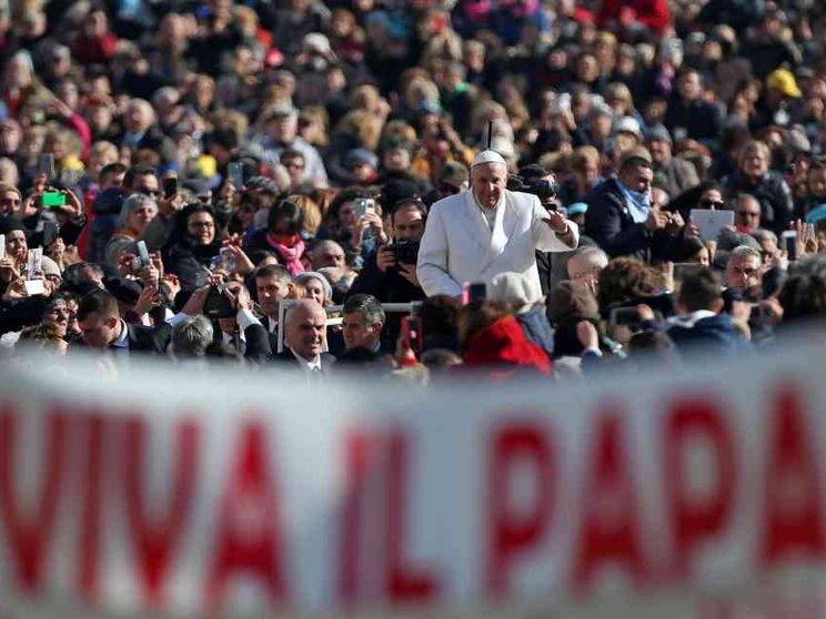 Manifesti contro Francesco, la Presidenza della Cei: vicini al Papa