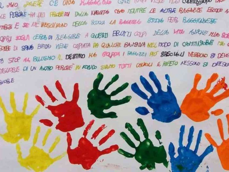 «Stop al bullo. E se non lo capisci te lo disegno»