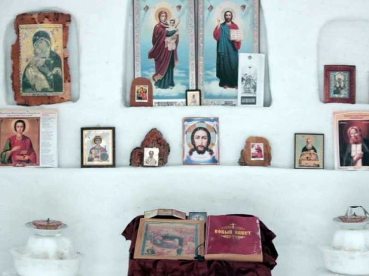 Villaggio senza chiesa? La costruiscono di neve