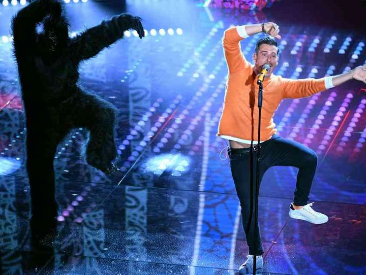 Spiazzante Gabbani, con una scimmia e molta ironia riconquista l'Ariston