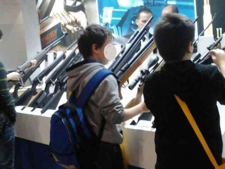 La fiera delle armi apre ai minori. Sale la protesta