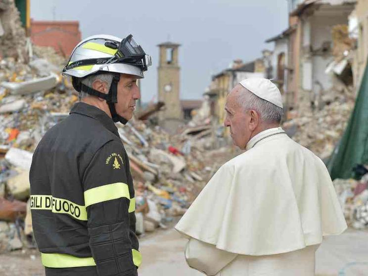 Papa Francesco «fa la spesa» nelle zone del terremoto