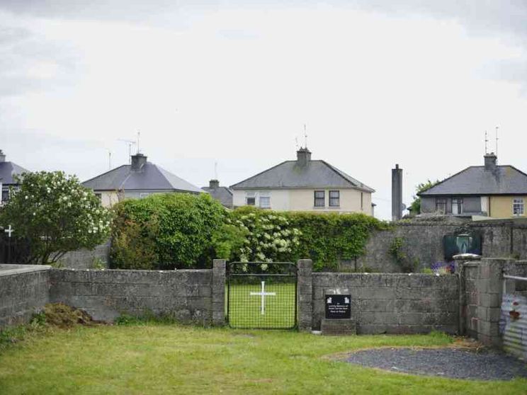 Fossa comune con i resti di 800 bimbi vicino alla casa di accoglienza
