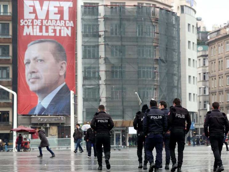 Erdogan sospende le relazioni con l'Olanda. Ed evoca Srebrenica