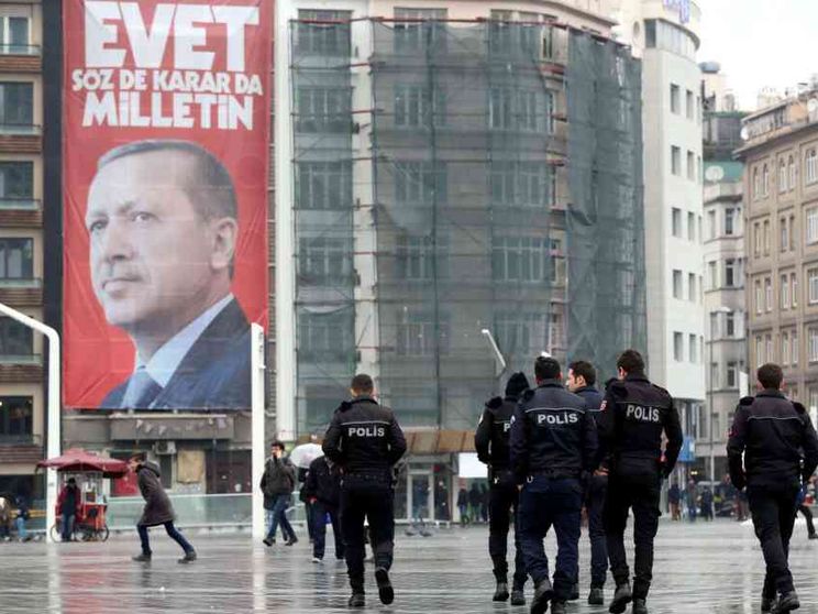 Erdogan sospende le relazioni con l'Olanda. Ed evoca Srebrenica