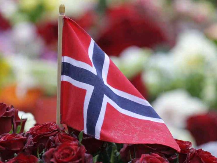 Norvegia, croce vietata a conduttrice del tg: «Non è imparziale»