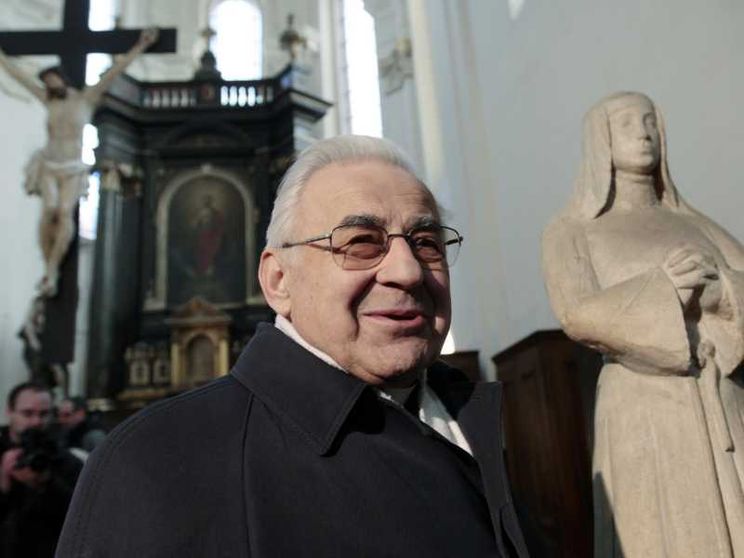 Morto il cardinale Vlk. Sotto il comunismo fece il lavavetri