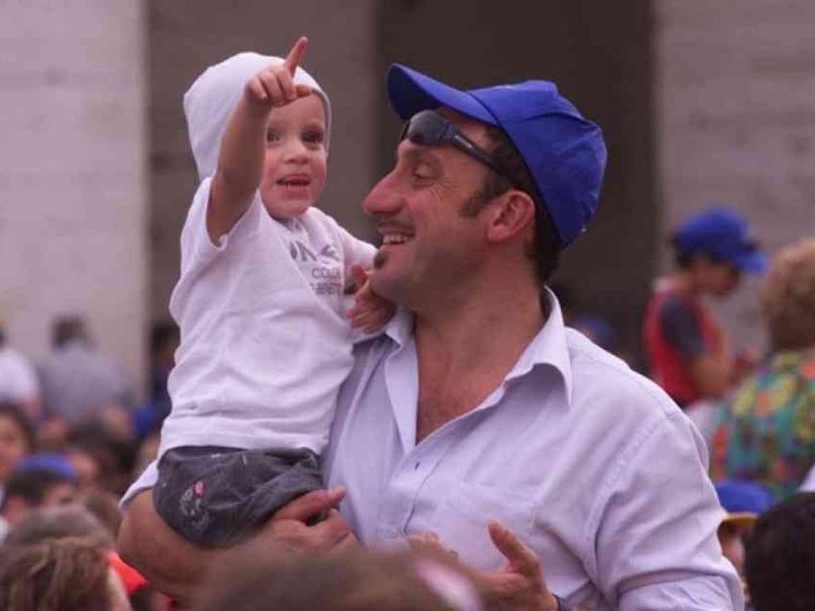 Fragili, affaticati, invisibili. Com'è difficile essere padri