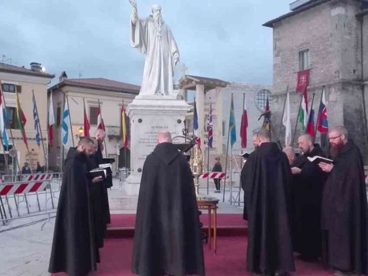 I vespri in piazza dei Monaci di Norcia. Tornata la fiaccola benedettina