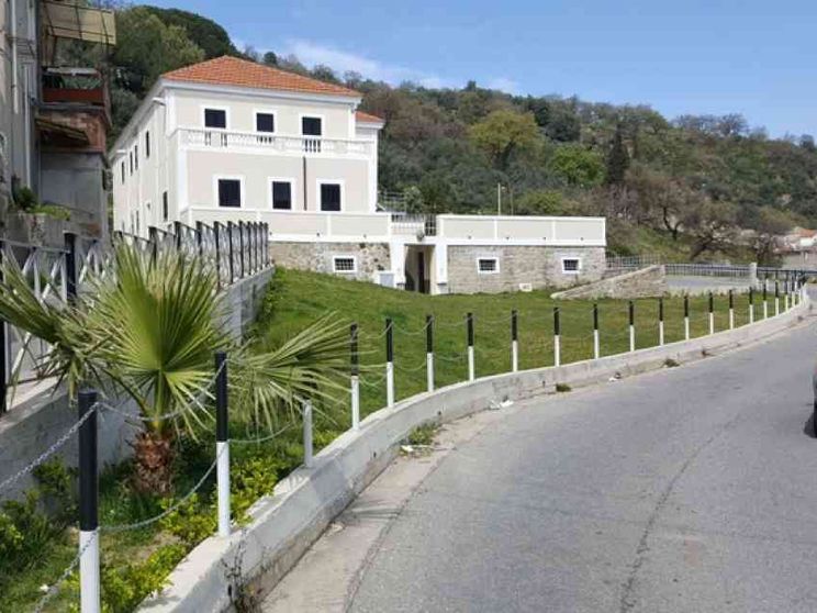 Il commissario porta l’acqua e pulisce le vie