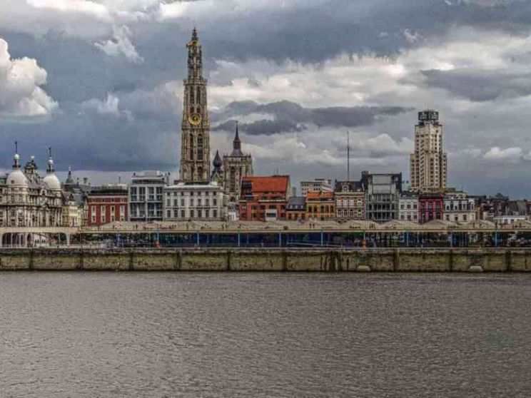 Anversa, auto tenta di investire la folla: un arresto. Armi nel bagagliaio