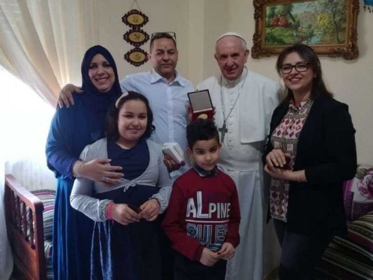 Le famiglie visitate alle Case Bianche: il Papa telefona all'anziana ricoverata