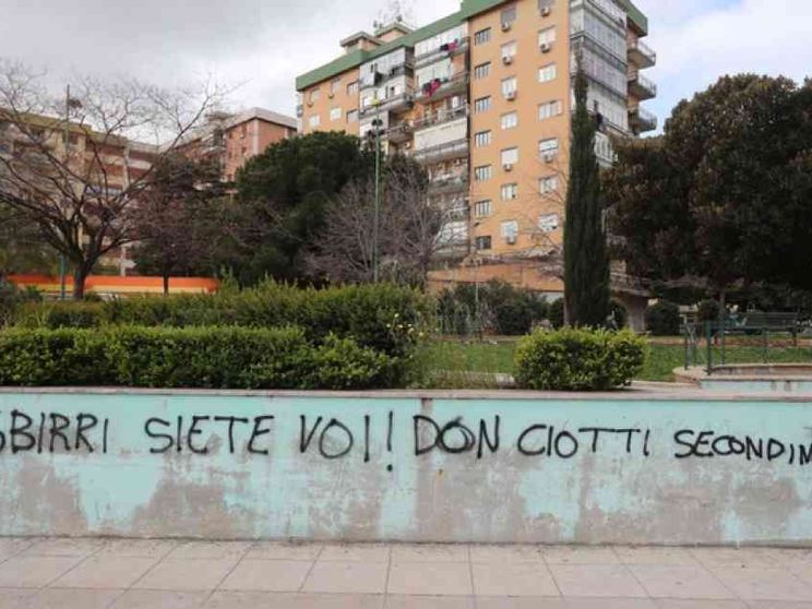 Un'altra scritta intimidatoria contro don Ciotti. I cittadini cancellano