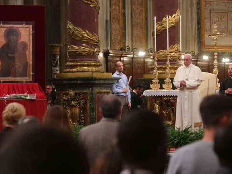 Papa Francesco: il mondo può cambiare solo se i giovani sono in cammino