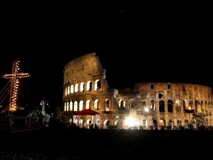 La Via Crucis al Colosseo con le «donne del Vangelo»