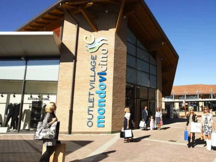 Outlet, va di moda l'apertura a Pasqua
