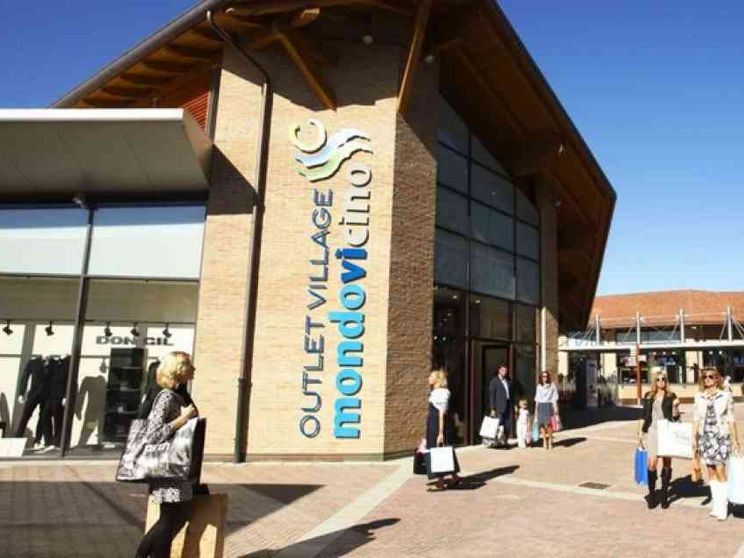 Outlet, va di moda l'apertura a Pasqua