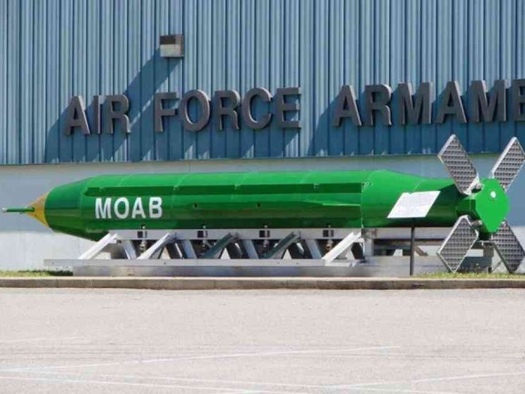 Donald Trump sgancia in Afghanistan e sui media la superbomba contro il Daesh