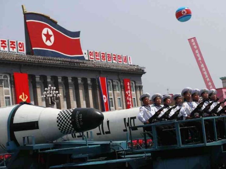 Kim mostra i missili in parata, ma non testa l'atomica. Per ora