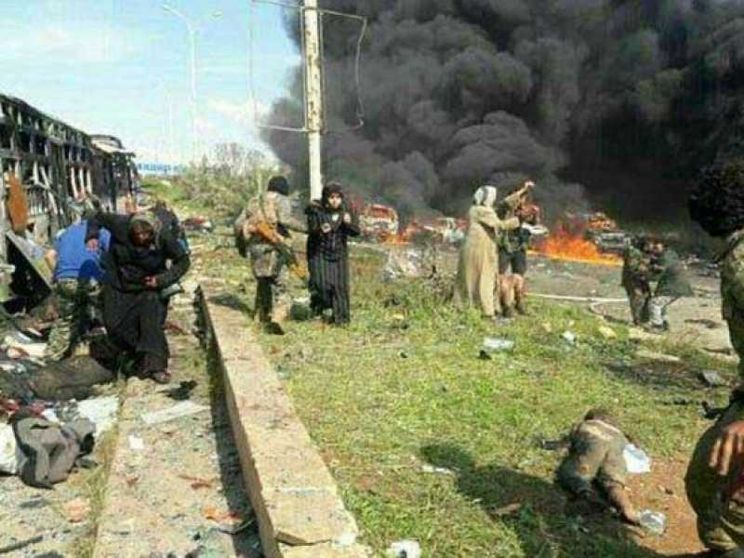 Kamikaze contro i bus dei profughi: sono 126 i morti a nord di Aleppo