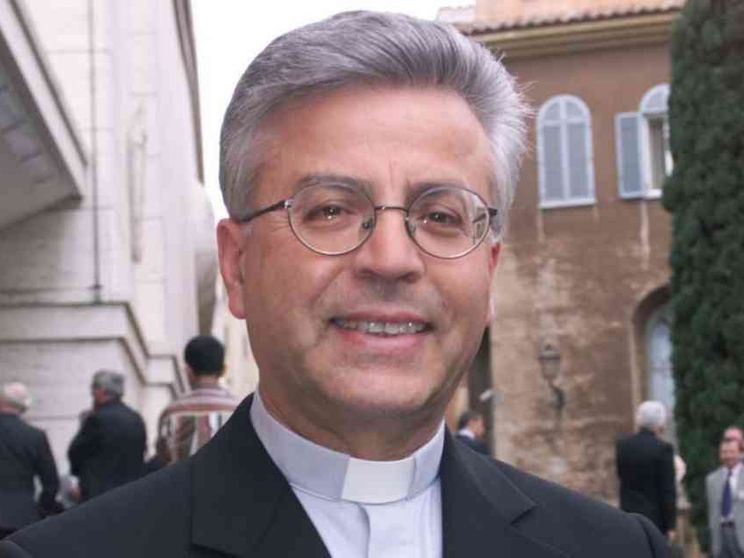 Il vescovo: «Lascio la diocesi, torno a fare il missionario»