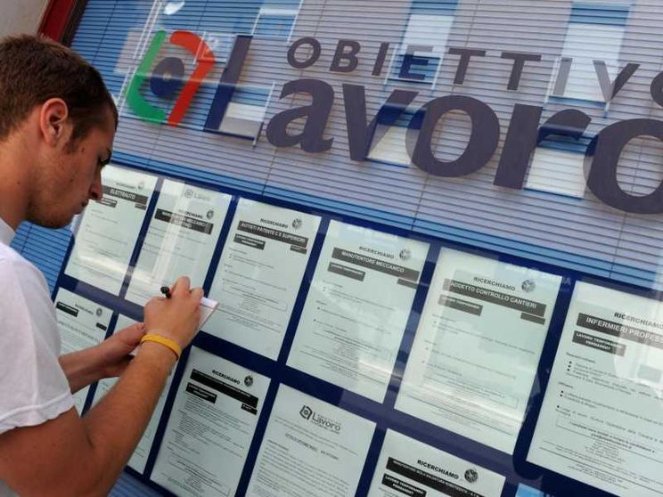 «Lavoro è un'emergenza». Galantino: non si abbandoni Alitalia