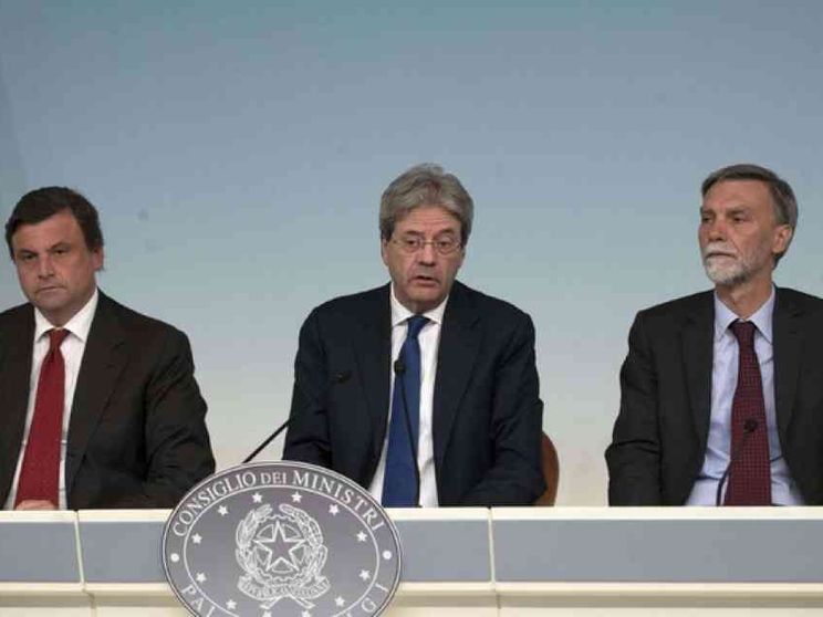 Calenda: la priorità è la vendita. Delrio: no a spezzatino