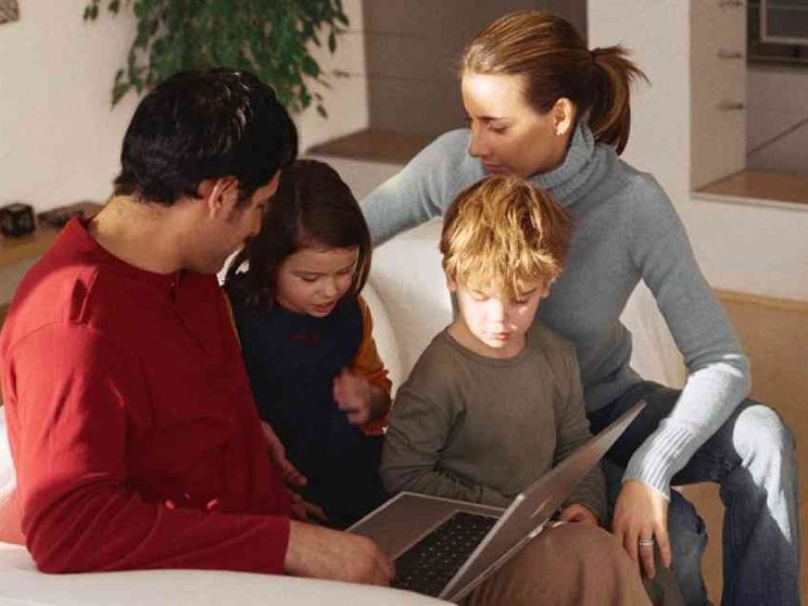 «Parla di madri e padri», psicologo va sotto accusa