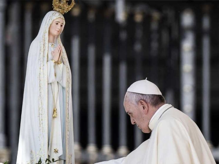 Il Papa: a Fatima come pellegrino di pace