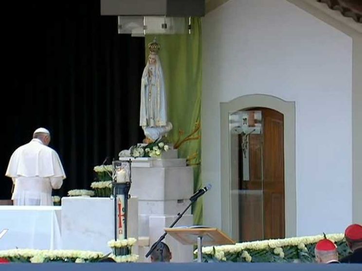 Ecco la preghiera del Papa davanti alla Madonna di Fatima
