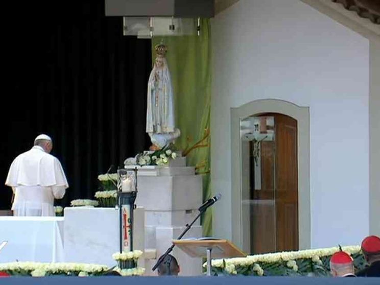 Ecco la preghiera del Papa davanti alla Madonna di Fatima