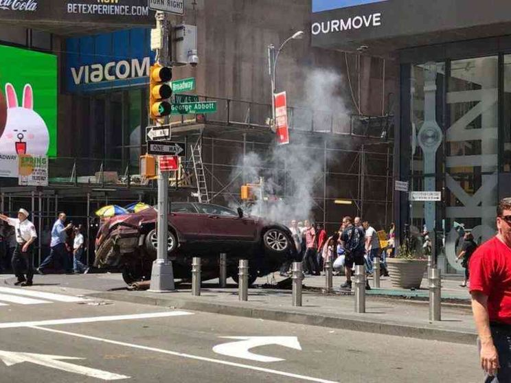 Auto impazzita sulla folla a Times Square, un morto e 23 feriti