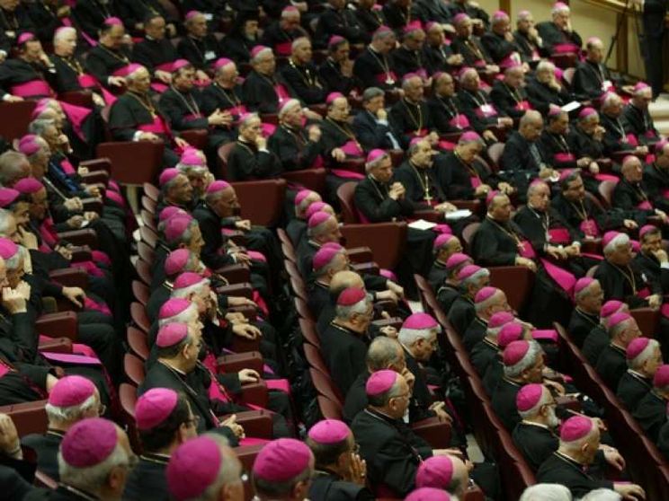 Il Papa apre l'assemblea Cei. Da martedì le votazioni per il nuovo presidente