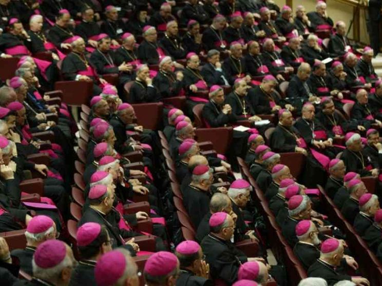 Il Papa apre l'assemblea Cei. Da martedì le votazioni per il nuovo presidente