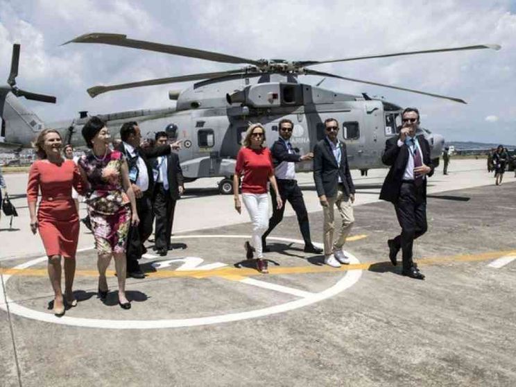 Tour in elicottero per le first lady. Melania dà forfait