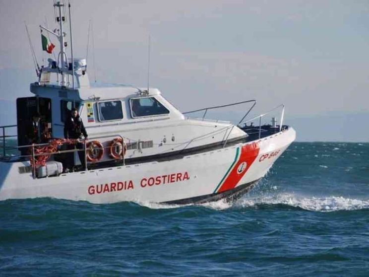 Guardia costiera libica spara contro motovedetta italiana