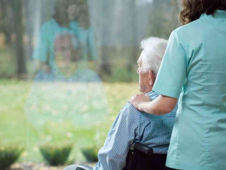 «Onore e gloria al nome badanti». Ma oggi trasuda sprezzo