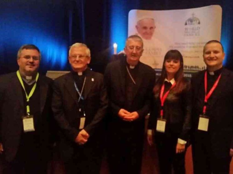 Famiglie verso Dublino sulle «strade della felicità»