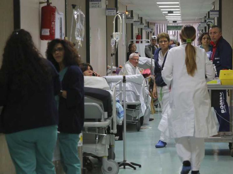 Degrado e imbrogli fuori dall'ospedale, santuario dell'umanità
