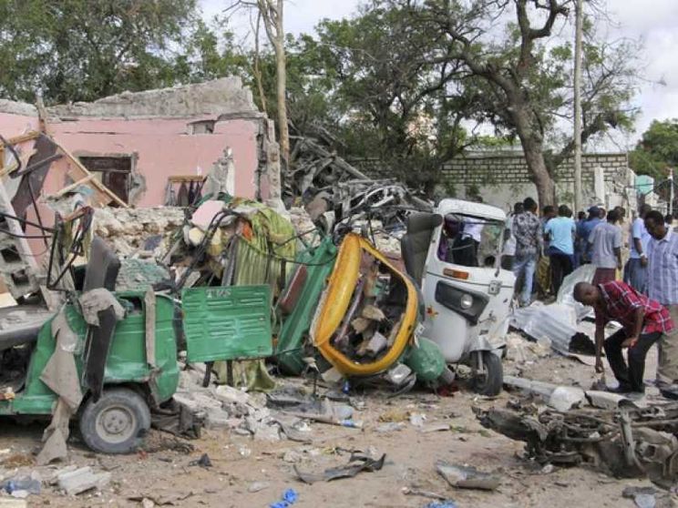 Raid degli shabaab a Mogadiscio: due ristoranti a ferro e fuoco, 31 morti