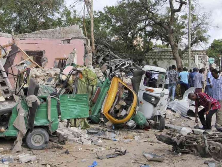 Raid degli shabaab a Mogadiscio: due ristoranti a ferro e fuoco, 31 morti