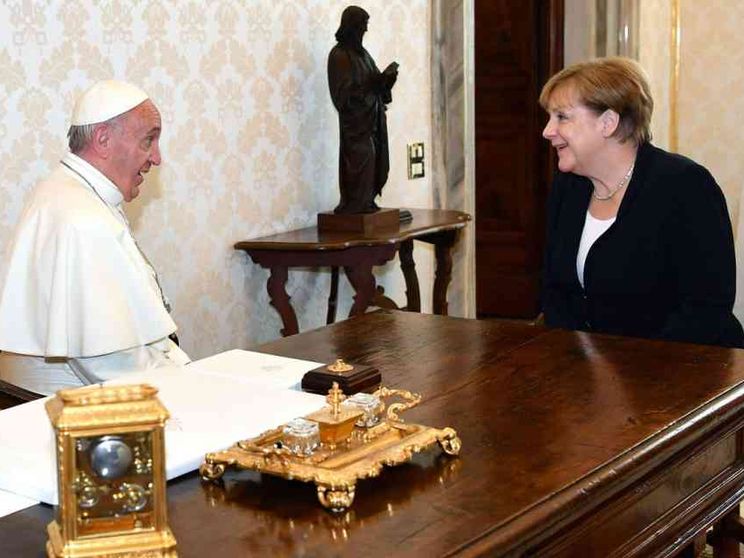 Papa Francesco incontra Angela Merkel: insieme per abbattere muri